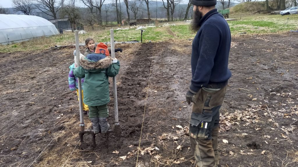 Boden lockern mit den Kindern des Kindergartens